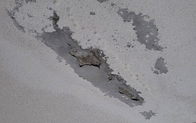 バルコニー下の軒天井に水ジミ