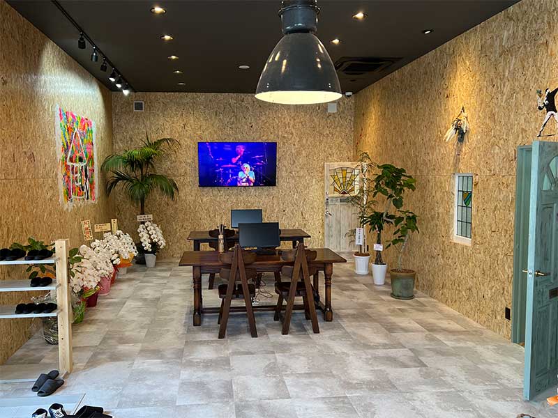 八幡店内観